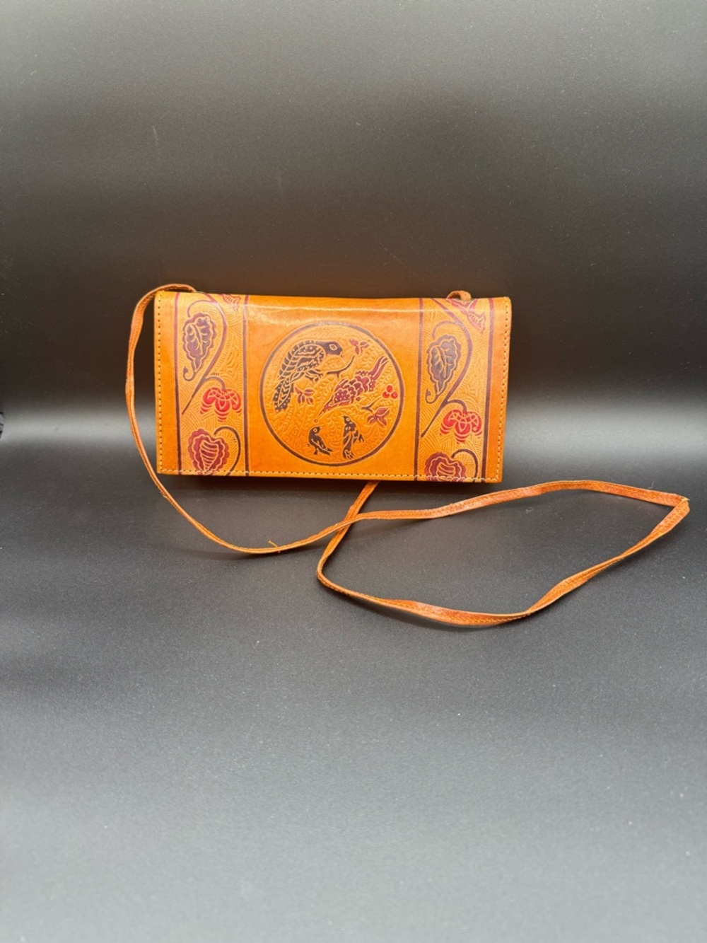 NWOT- Unique Handcrafted Tan Leather purse with Embossed Bird Motif - New - Picture 2 of 6